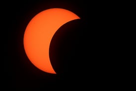 Eclipse solar oscurece el atardecer y sorprende a millones de europeos