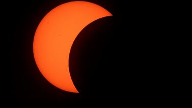 Eclipse solar oscurece el atardecer y sorprende a millones de europeos