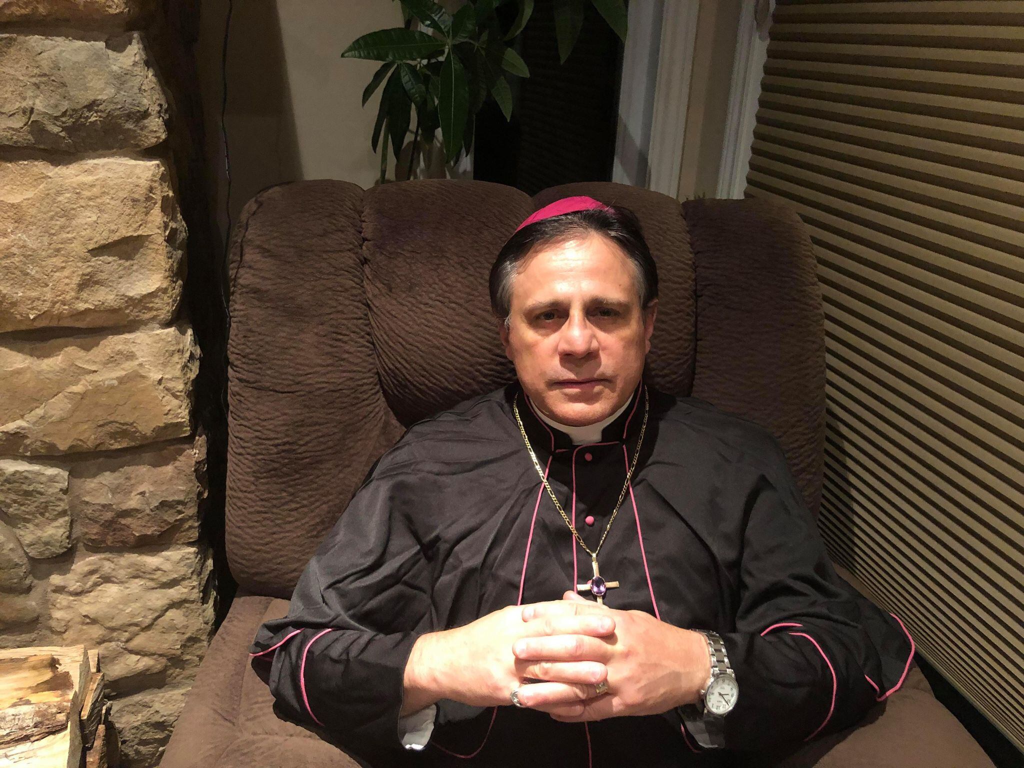 El sacerdote canadiense Platón Angelakis, quien fue ordenado sacerdote católico ortodoxo con los Oblatos de Santa Teresa en Wisconsin en 1999, es quien bendice dos veces al mes a la muñeca maldita Annabelle en el Museo de lo Oculto de los Edward y Lorraine Warren (ya fallecidos) en Estados Unidos.