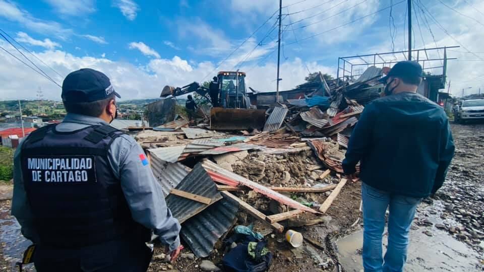 Autoridades policiales de Cartago destruyen tres bunkers usados para vender drogas. Foto Fernando Gutiérrez.