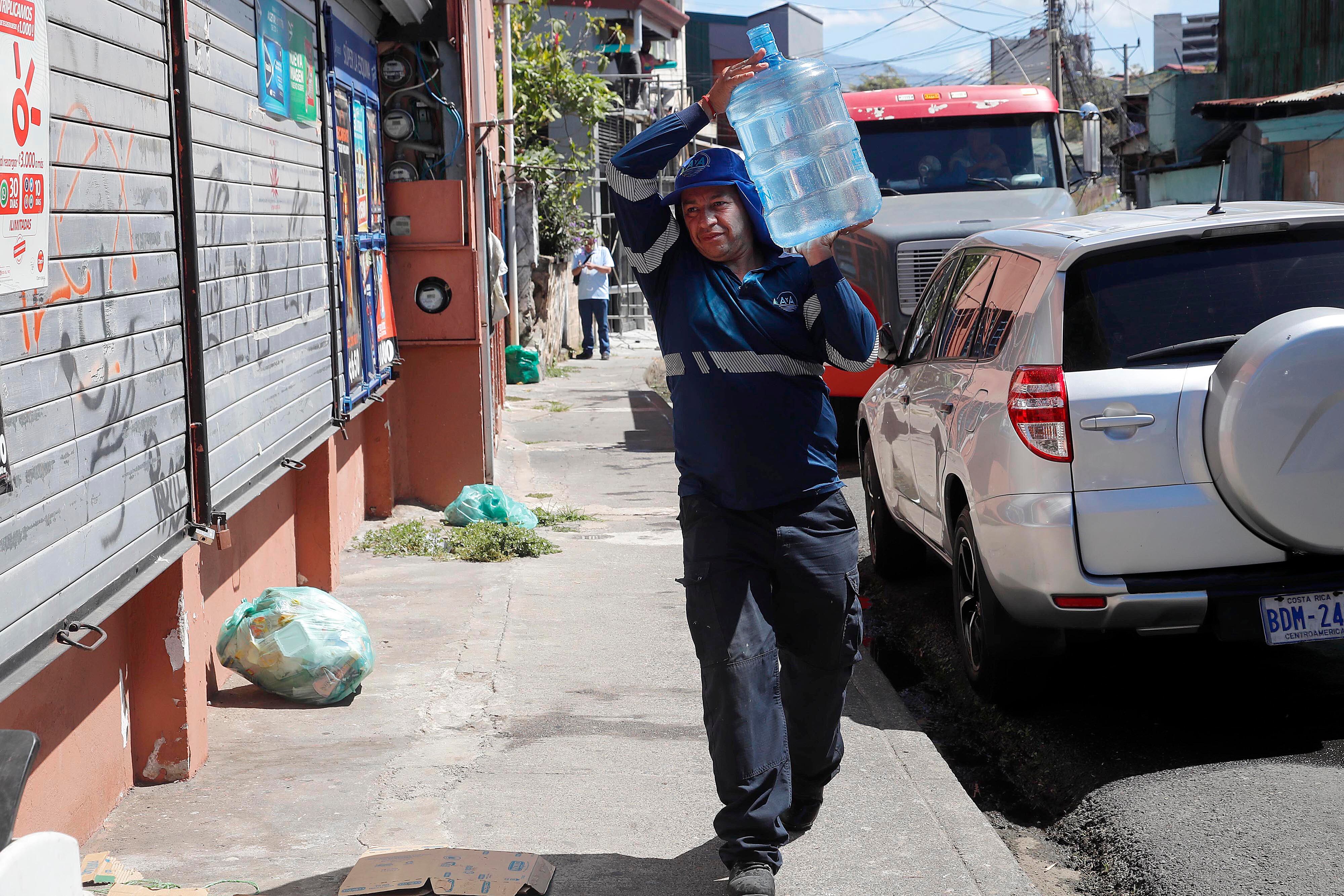 0/01/2024 Cinco Esquinas de Tibás, barrio San Gabriel Sur. Un camión cisterna contratado por Acueductos y Alcantarillados (AyA) repartió agua potable este martes por la mañana. Hombres, mujeres y niños de todas las edades se acercaron botellas, bidones, tarros y ollas para recoger agua ante la crisis que se vive por la contaminación del líquido con algún hidrocarburo hasta ahora desconocido. Foto: Rafael Pacheco Granados
