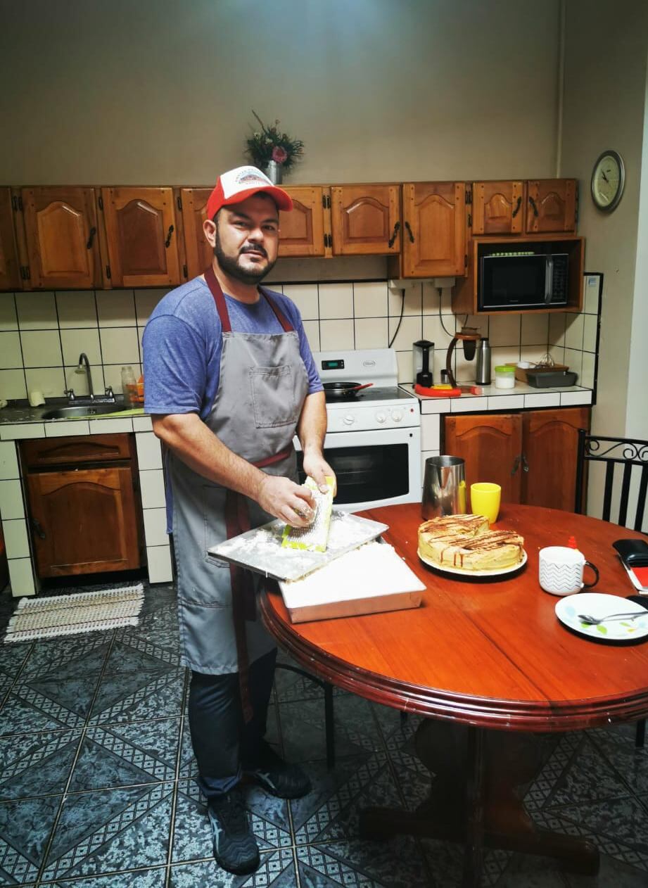 El sacerdote, Geison Ortiz es panadero de San Carlos y vive la cuarentena entre el delantal y la sotana