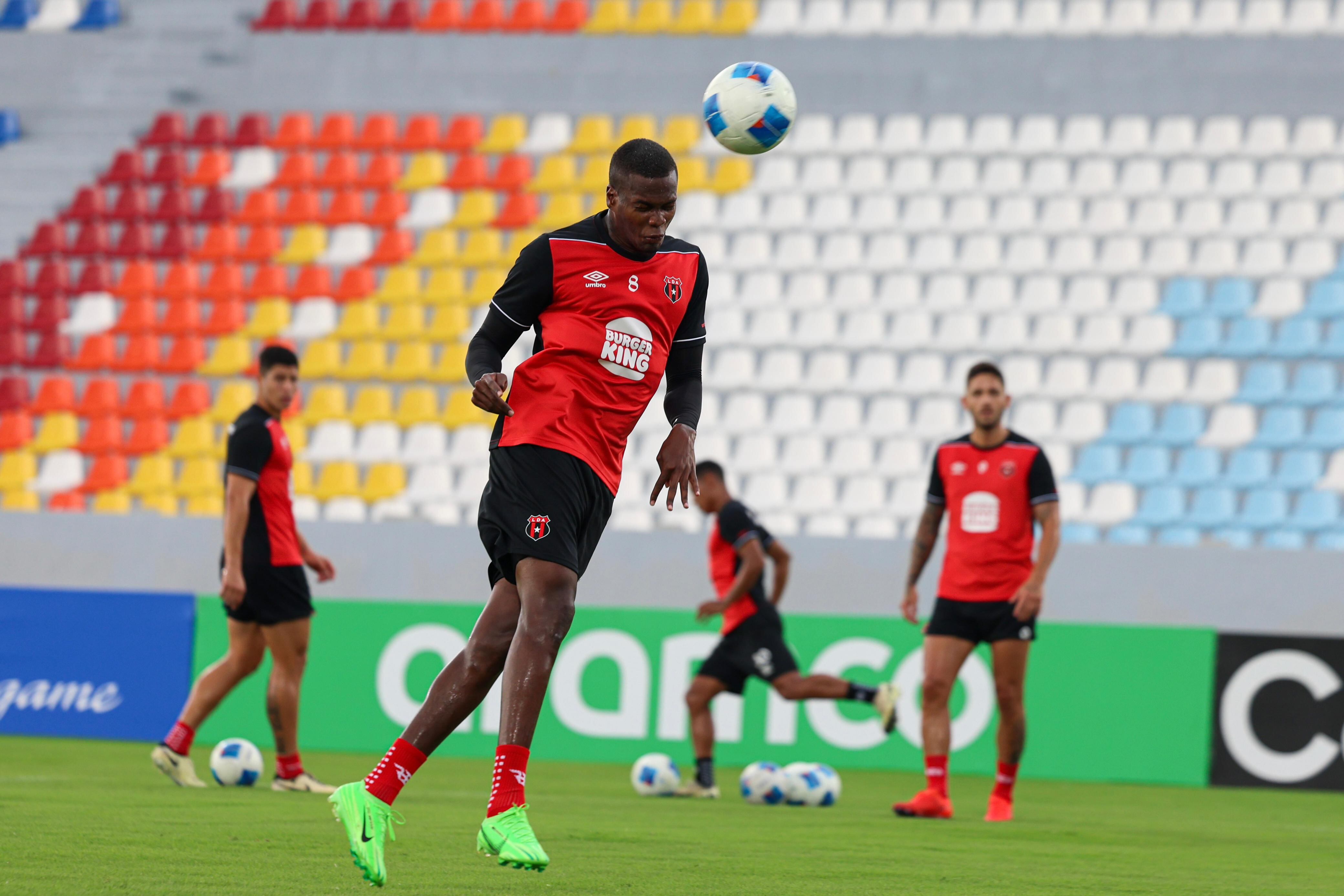 Alajuelense entrena en el estadio Mágico González, San Salvador