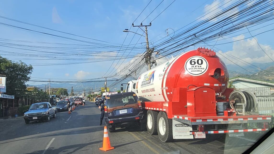 Un choque fue lo que le permitió a una mujer de apellido García recuperar su carro que horas antes se lo habían robado, en Desamparados, San José. Foto: Gabriel Sandí