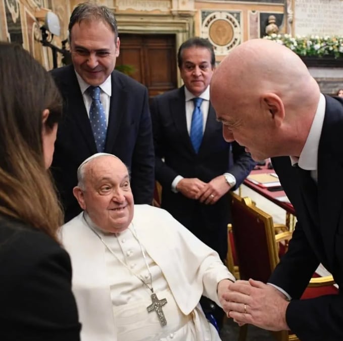El presidente de la FIFA Gianni Infantino compartió por última vez con el papa en enero anterior. Foto tomada de TyC.