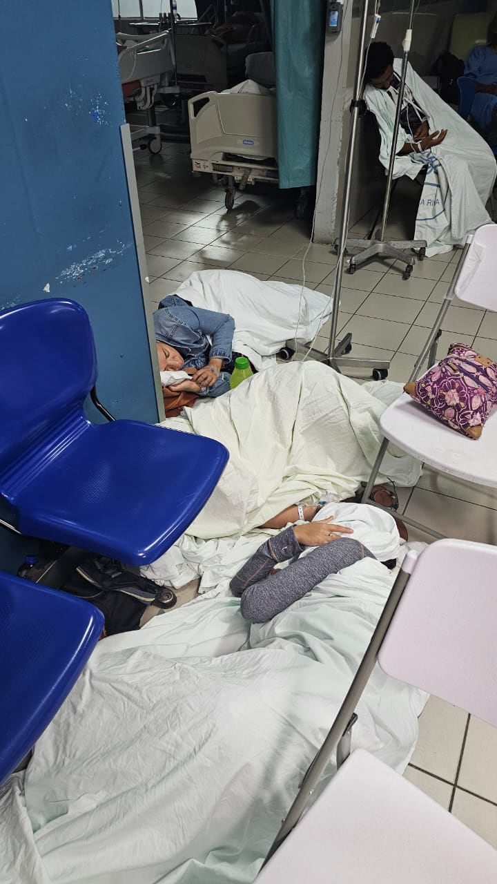 Pacientes del hospital de Guápiles deben dormir en el suelo mientras les buscan una camilla. Cortesía.