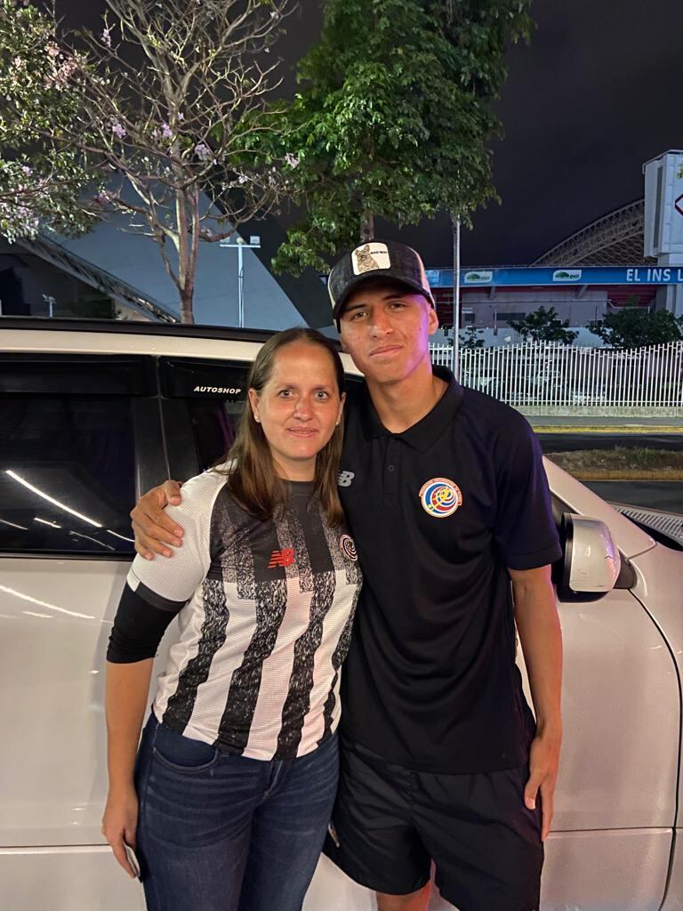 Susana Castro Vargas, esposa de un primo (Jhonny Lanuza Contreras) de Anthony Contreras, joven delantero de la Sele