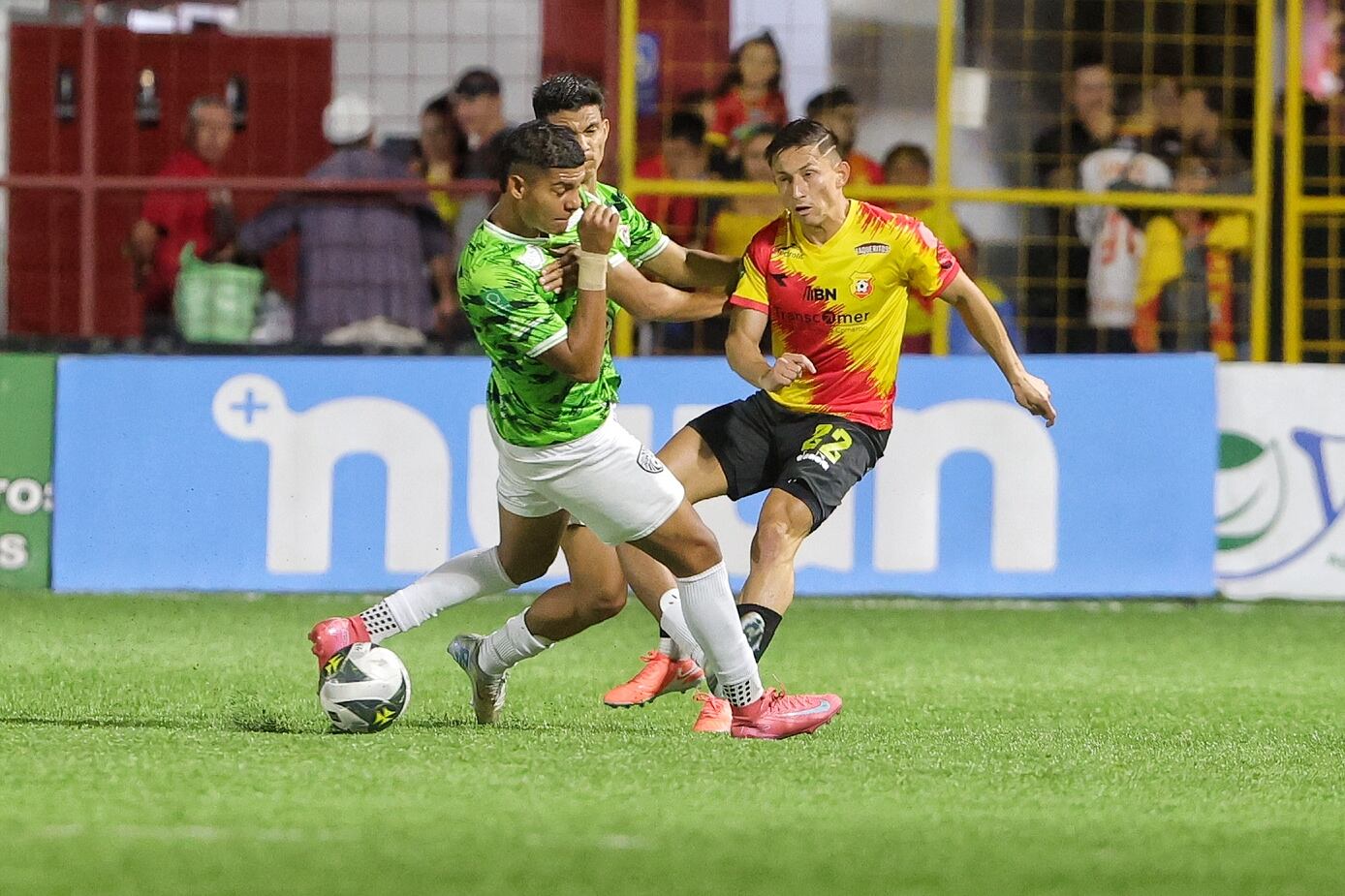 15/04/2025/ Juego entre Club Sport Herediano vs Santos de Guapiles por el torneo Clausura de la Liga Promerica en el estadio Carlos Alvarado / foto John Durán