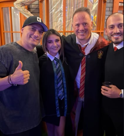 Don Stockwell, empresario artístico, celebrando sus 56 años al estilo de Harry Potter.