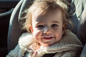 Bebé de 10 meses muere después de que su abuela la olvidara dentro de un carro