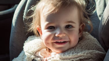 Bebé de 10 meses muere después de que su abuela la olvidara dentro de un carro