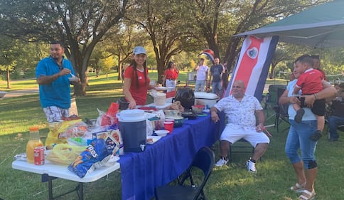Ticos en Texas se vistieron de blanco, azul y rojo