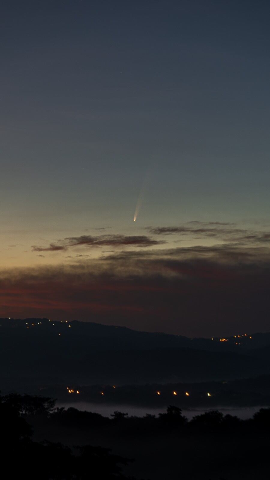 Al “Cometa del siglo” solo podremos verlo una vez en nuestras vidas y es justo en este mes de octubre que tenemos la posibilidad. El próximo 12 de octubre será el día en el cual el cometa está en su distancia más cercana a la Tierra.  Foto desde Limonal de Orotina, de Alejandro Esquivel.