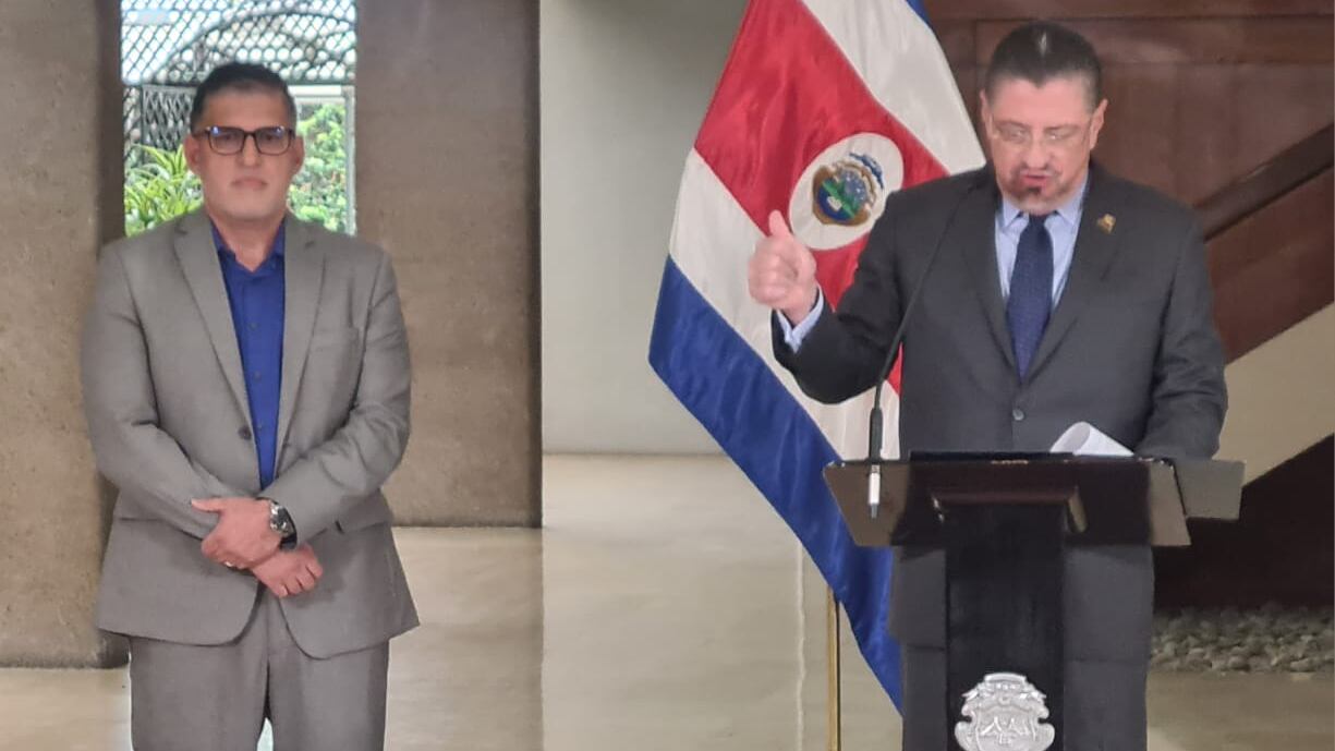 Destituyen a Luis Amador