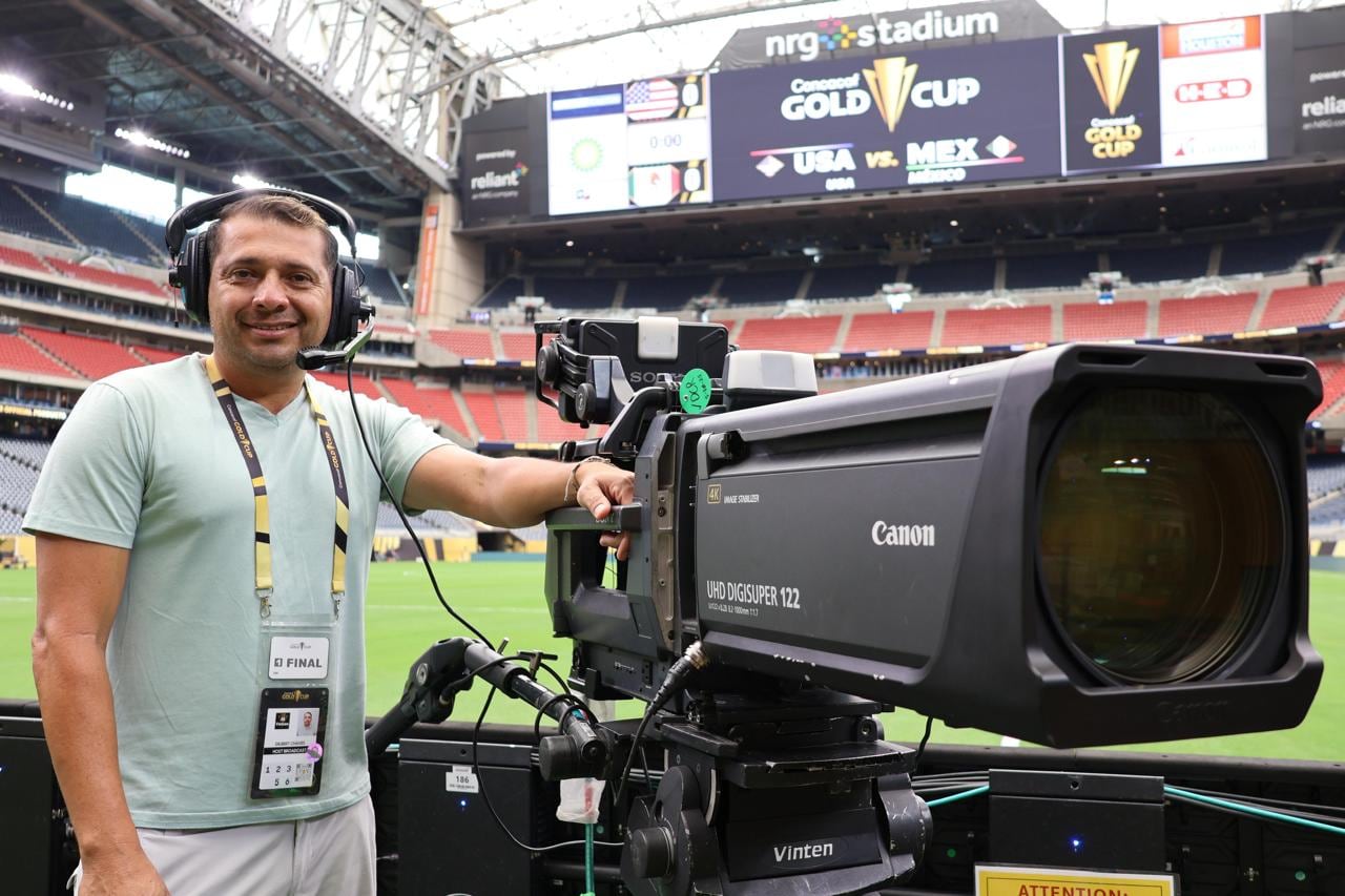 Gilbert Chaves estuvo cerca de llegar al fútbol profesional, pero la vida le tenía preparado otro camino; hoy es camarógrafo titular de la FIFA y le agradece a sus papás cada paso que dio para cumplir el sueño