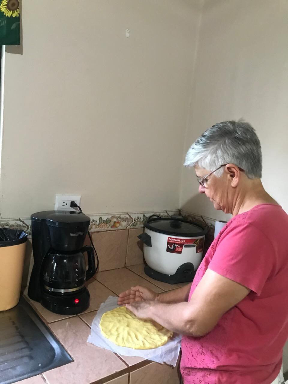 Doña Yenory Garro Solano está entrenando fuertemente todos los días para lograr el bicampeonato de la tortilla palmeada más grande en el Festival de Turismo de Turrialba