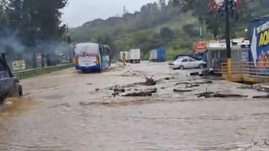 Autopista Florencia del Castillo se convirtió en un río a consecuencia de los fuertes aguaceros