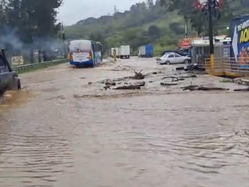 Alcalde Mario Redondo informó que quebradas se desbordaron y árboles cayeron en La Angelina, Quircot, Ochomogo y La Lima