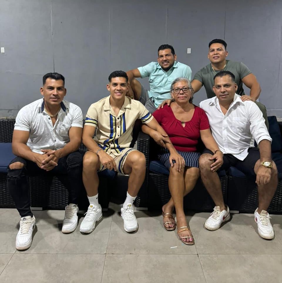La familia de Alonso Martínez celebra cada logro del jugador. Cortesía.