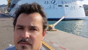 Cantante alajuelense recorre los mares alegrando a los cruceros más lujosos del mundo