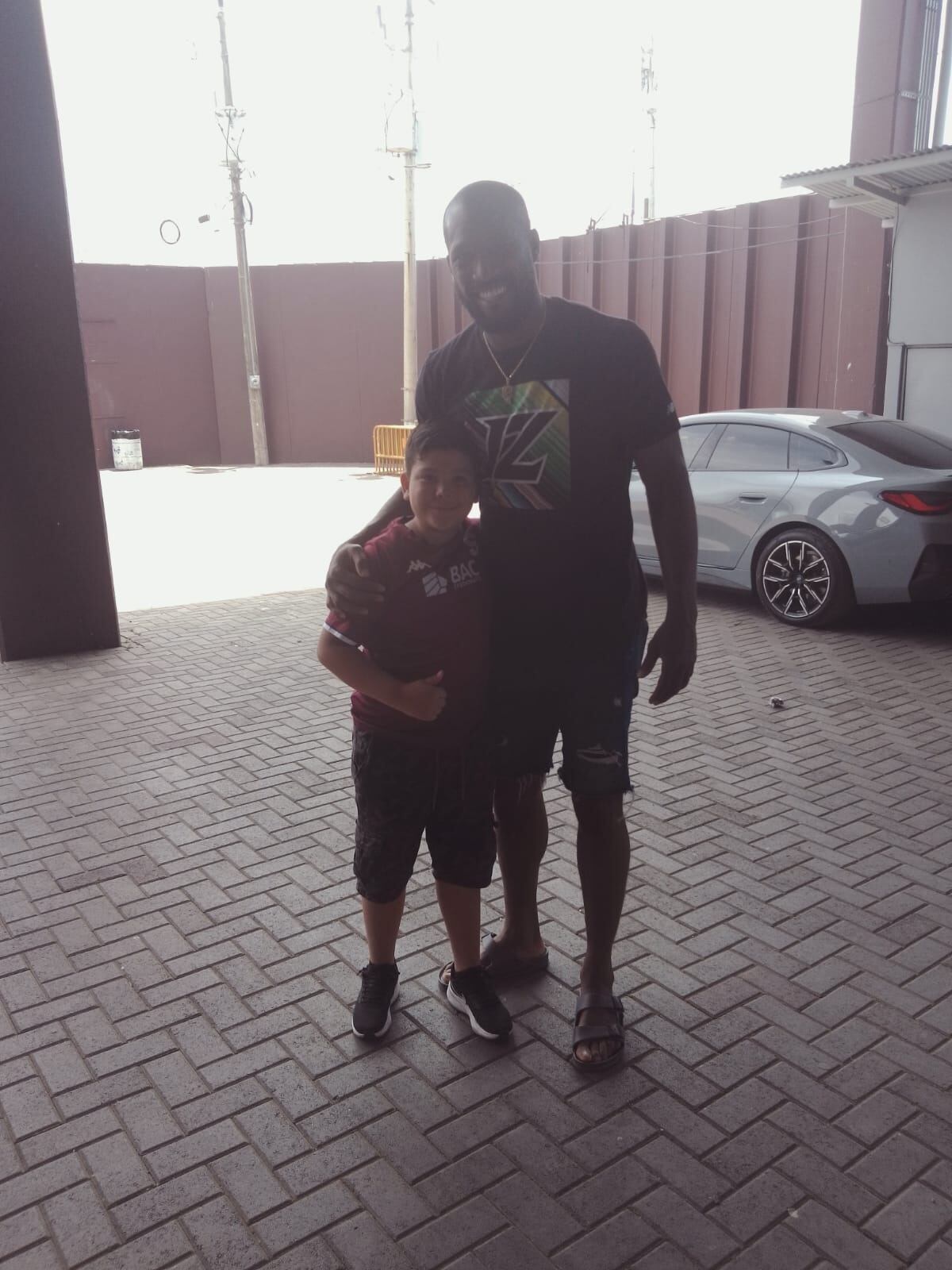 Thiago Rodríguez hizo un sueño realidad, al conocer a Kendall Waston, gracias al exportero José Francisco Porras. Cortesía.