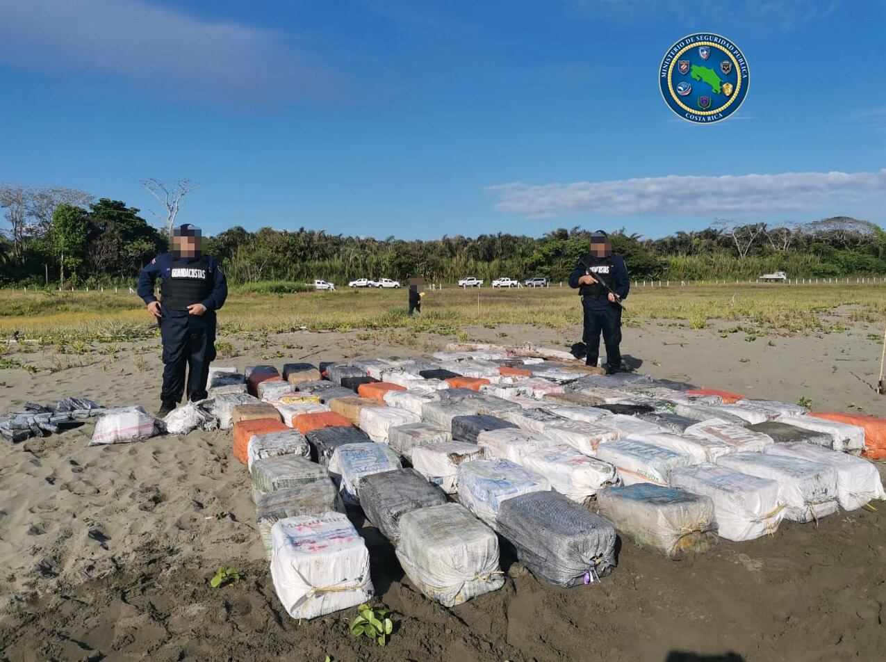 Decomisan 2,6 toneladas de cocaína en lancha encallada en Westfalia de Limón. Foto MSP.