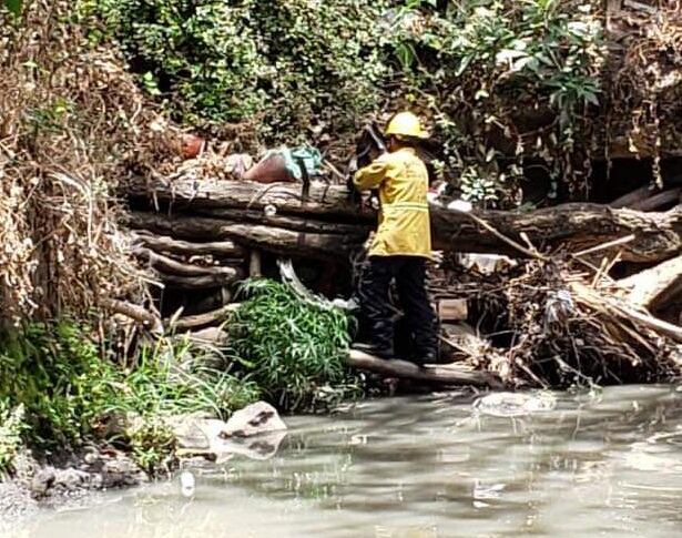 Bomberos rescatan a perro que fue lanzado dentro de un saco a río Ocloro. Foto Bomberos.