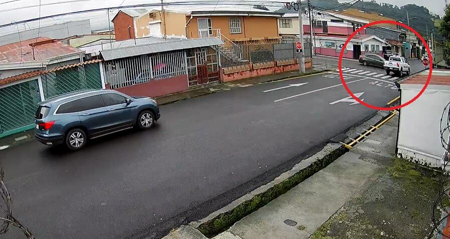 Choque entre patrulla y carro en Curridabat. Captura de video.