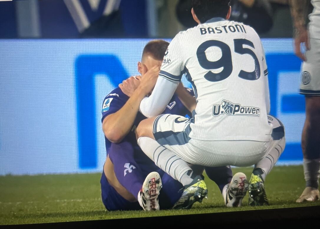 Edoardo Bove, jugador de la Fiorentina se desplomó al minuto 17 del juego entre su equipo y el Inter. Captura de pantalla.