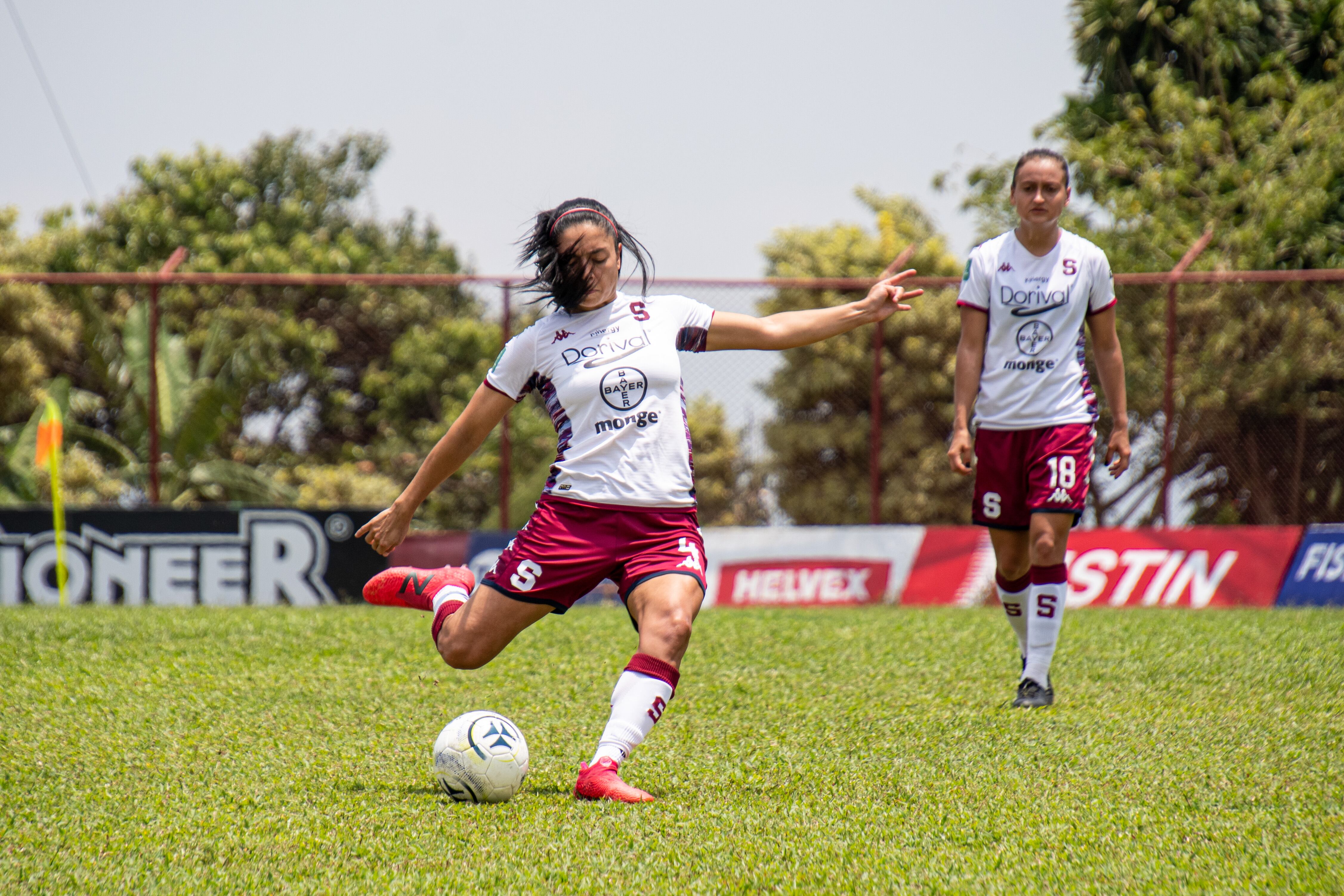 Mariana Benavides anotó el cuarto para el Sapri, por la vía de tiro libre. Prensa SAP.