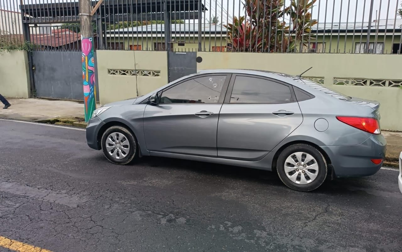 El homicidio ocurrió frente al restaurante Rosti Pollos en San Juan de Tibás. (Foto: suministrada por Reiner Montero, corresponsal GN)