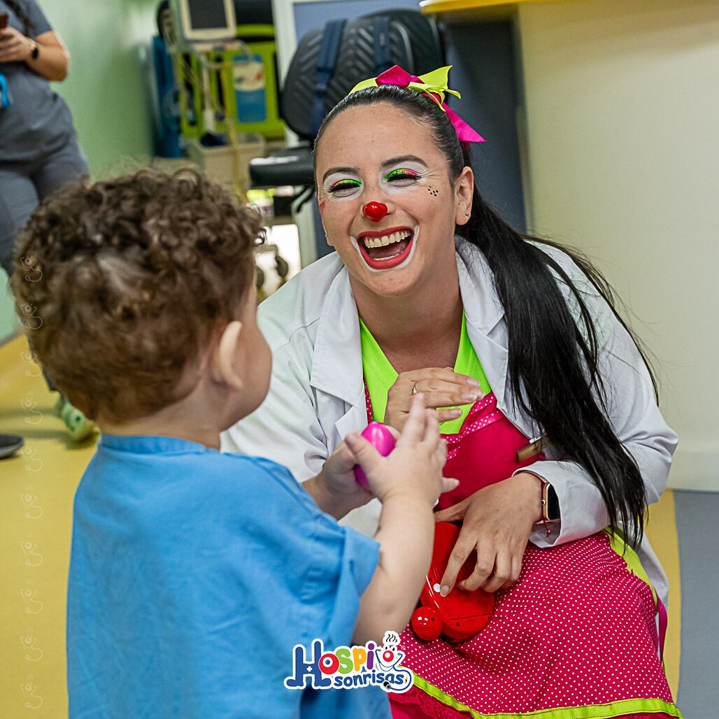 Doctores payasos curan a los pacientes de los hospitales con humor y amor