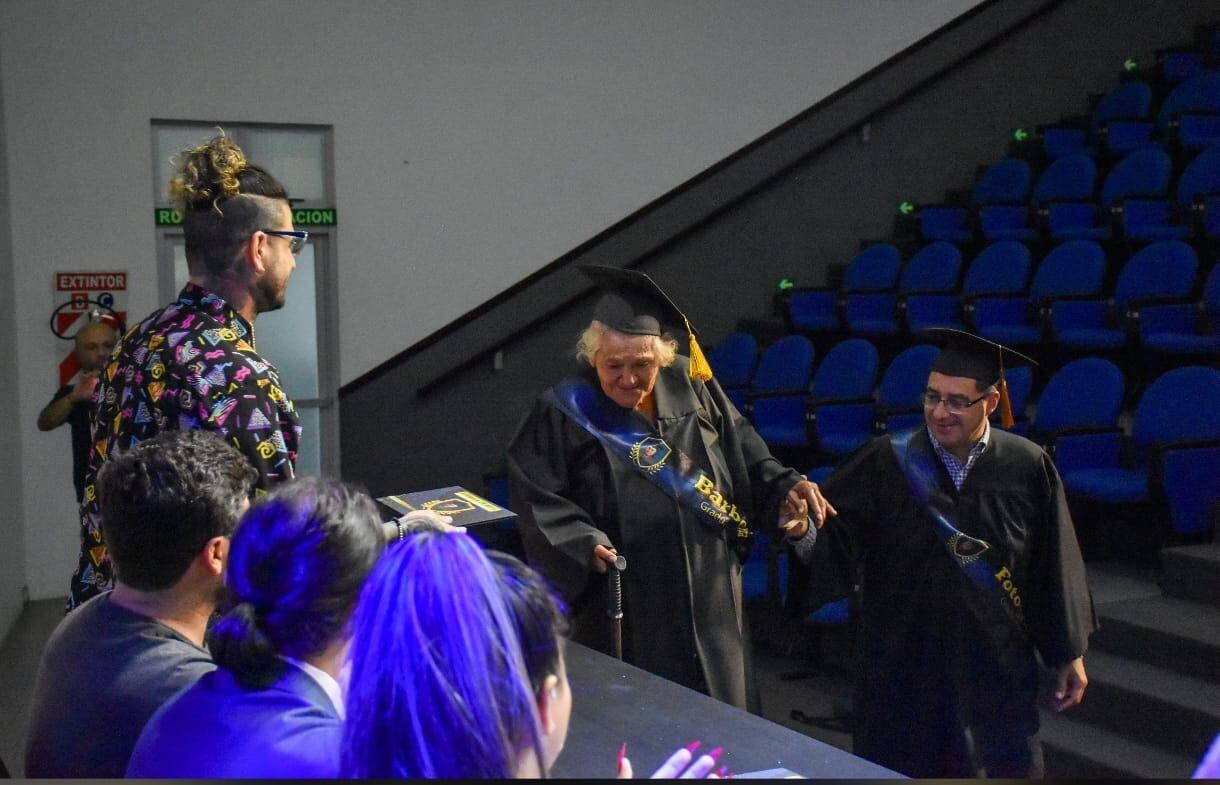 Doña Rosa Hernández logró graduarse de barbera, a sus 77 años.