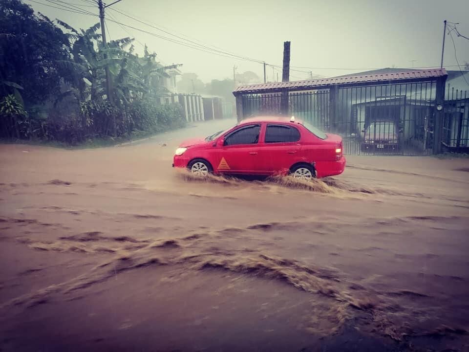 Aguaceros causan inundaciones en Desamparados. Captura de video.