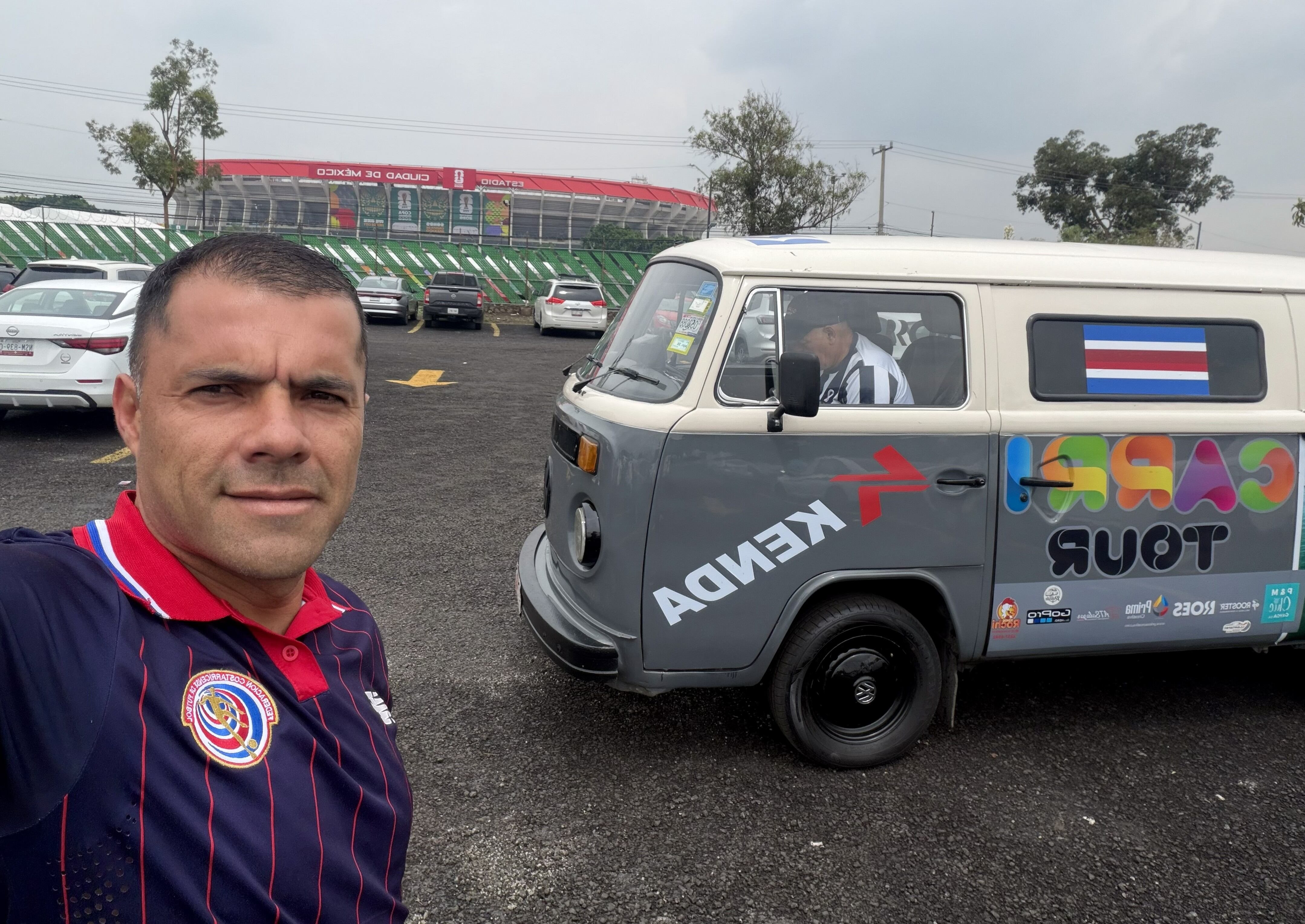 Don Eduardo Garita padre y Eduardo Garita hijo, quienes salieron de Costa Rica hasta Ciudad de México, el pasado 3 de junio, para emprender un viaje en una Volkswagen de 1975 que llaman “La Vocha Viajera”