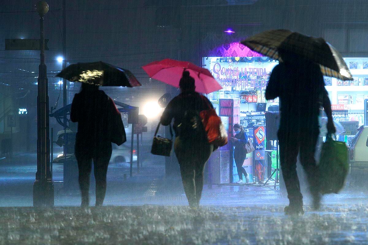 El paso de la onda tropical N.° 26 dejó una tarde y noche de sábado con lluvias entre moderadas y fuertes como estas en Cartago. Foto: Rafael Pacheco.