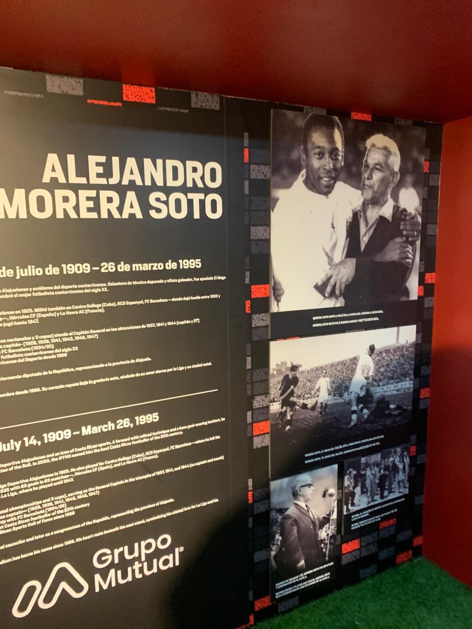 Hansel Jarquín donó todas las fotografías para el Salón París en el estadio Alejandro Morera Soto de Alajuelense.