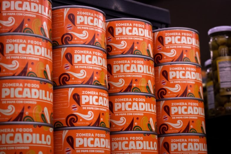 Chifrijo, Gallopinto, Arroz con siempre y hasta picadillo de papa con chorizo, ahora los puede encontrar enlatados gracias a Zomera Foods, emprendimiento de , Gabriel y Jaime Mesalles y Enrique Ramírez.