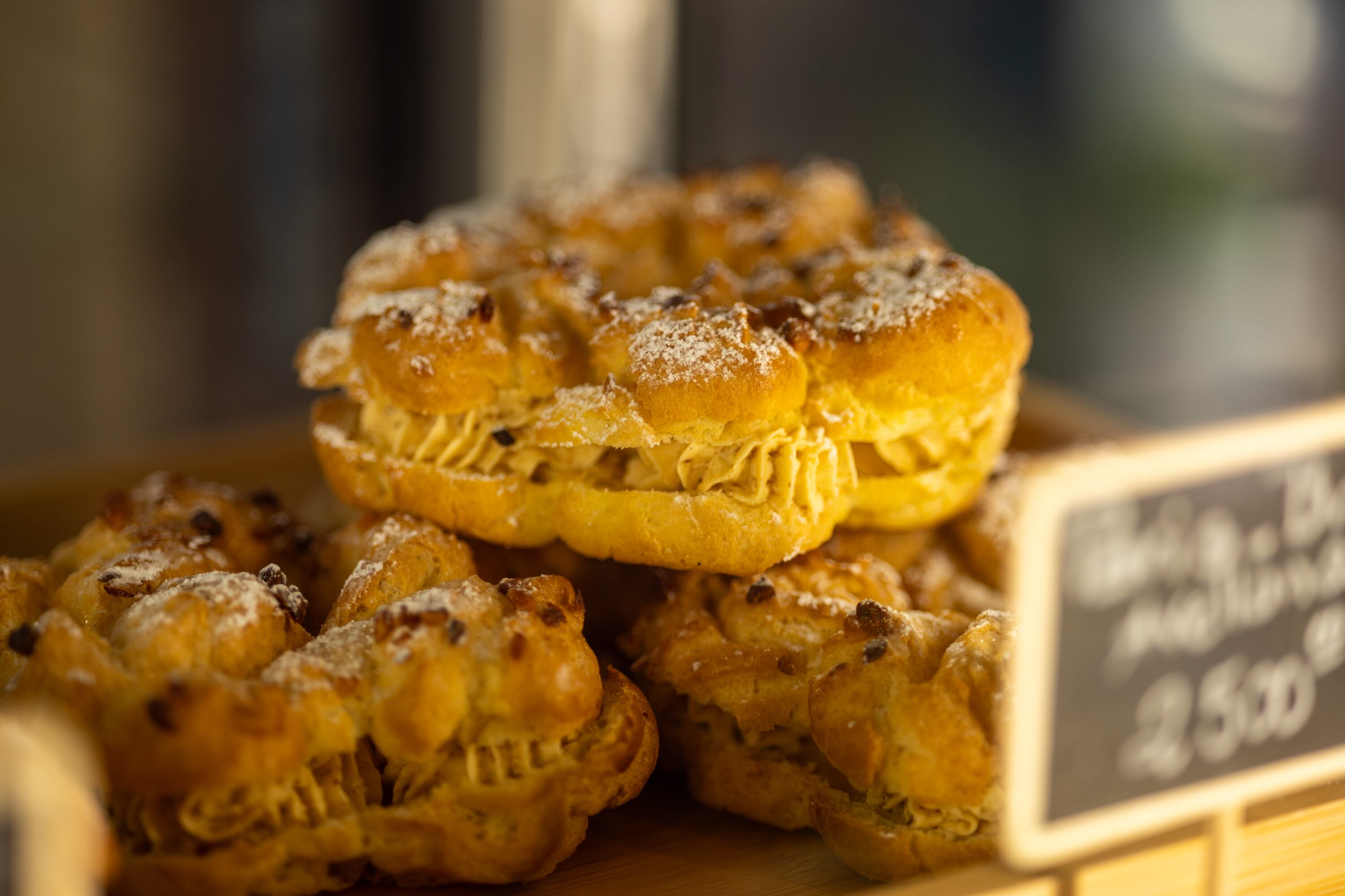 08/08/2024, San Jose, San Pedro, fotografía del local La Petit France y de sus dueños y fundadores, Zoé Castells Raust, Valerie Raust y Damien Castells.