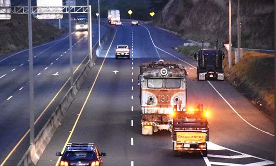 Giovanni Castaldini, el presidente de la Asociación de Desarrollo para la Preservación del Patrimonio Cultural de Orotina y un grupo de orotinenses restauraron la máquina 130 y ahora se exhibe en Orotina.