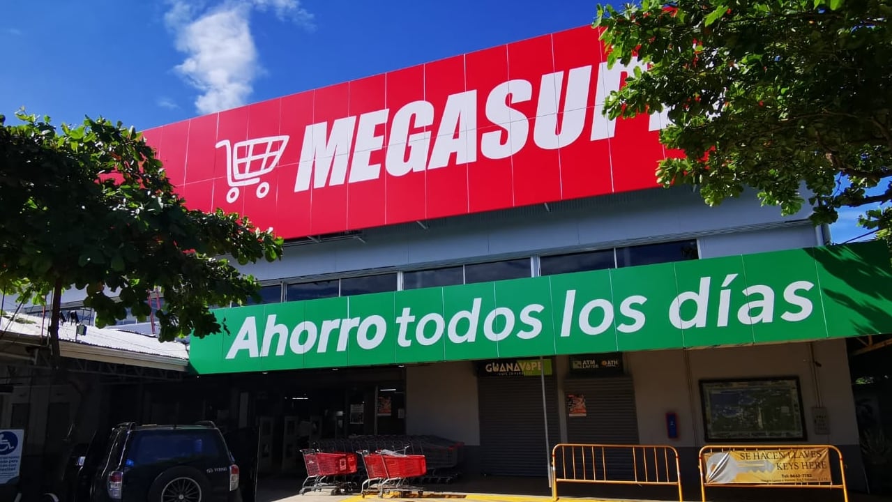 Una verdadera marea alta de precios bajos va a disfrutar los vecinos de Playas del Coco y playa Santa Teresa, porque Corporación Megasuper abrirá un supermercado en cada una de esas playas del Pacífico Norte