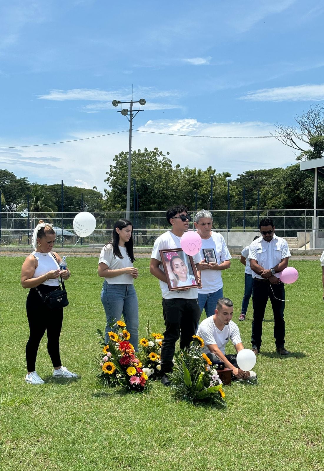 Yendry Castro García fue despedida entre girasoles, globos blancos y rosados los cuales eran su color preferido. Foto: Cortesía Fernanda Castro para La Teja