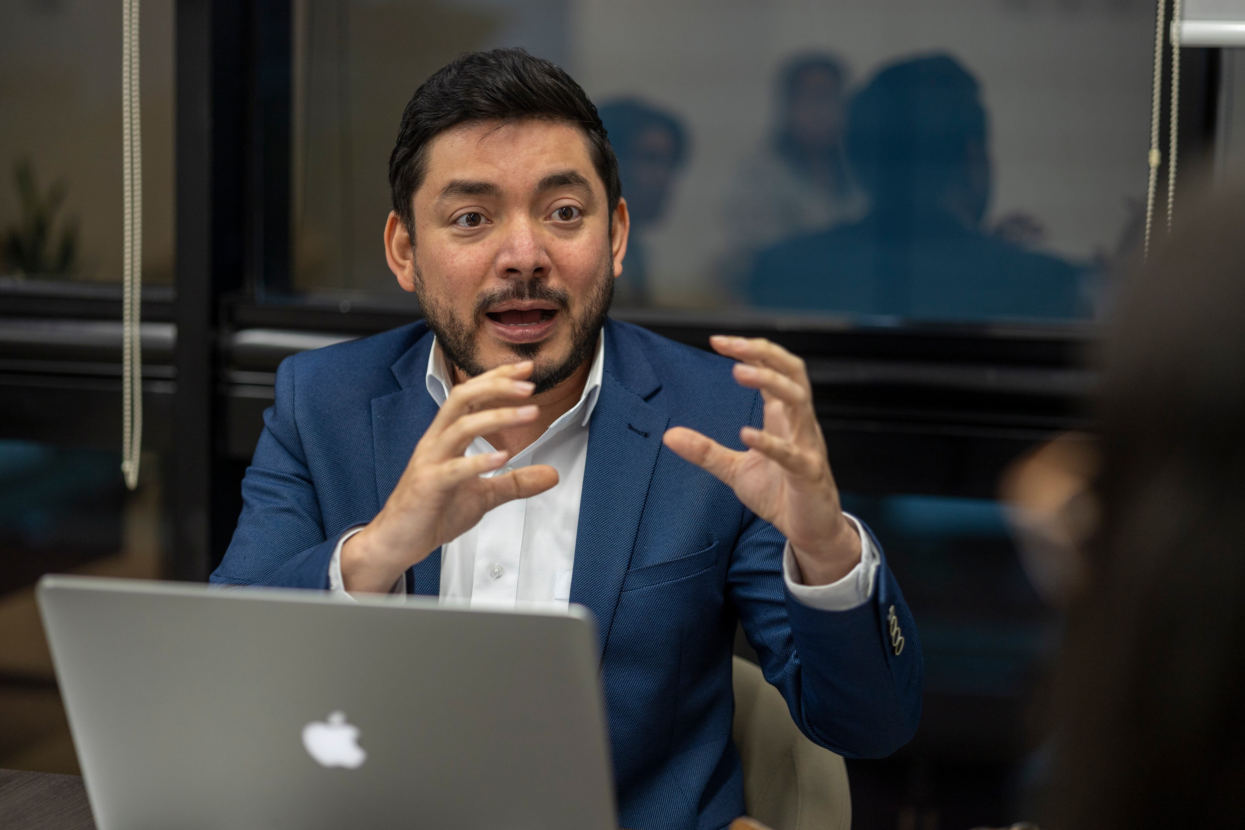 14/05/2024, San José, Torre Mercedes, entrevista con el viceministro de educación Leonardo Sánchez.