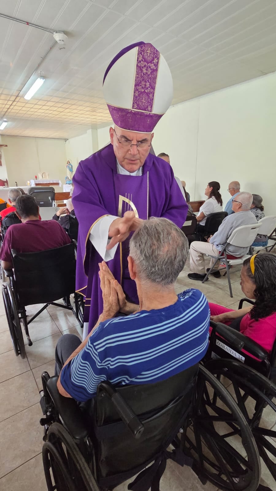 Durante la misa y unción de los enfermos que realizó monseñor José Manuel Garita, obispo de Ciudad Quesada, en el sancarleño Hogar de ancianos San Vicente de Paul, el sacerdote invitó a todos los católicos a que “no tengamos miedo de acercarnos al dolor ajeno”.