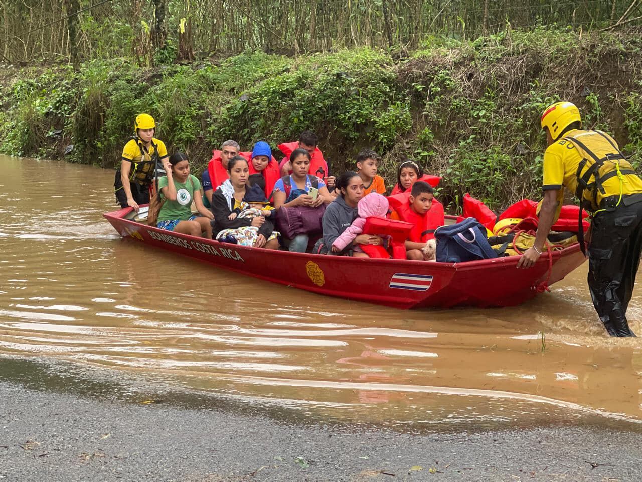 Los habitantes de Sarapiquí y del caribe del territorio costarricense están sufriendo por el mal tiempo, miércoles 4 de diciembre del 2024. Foto: Bomberos