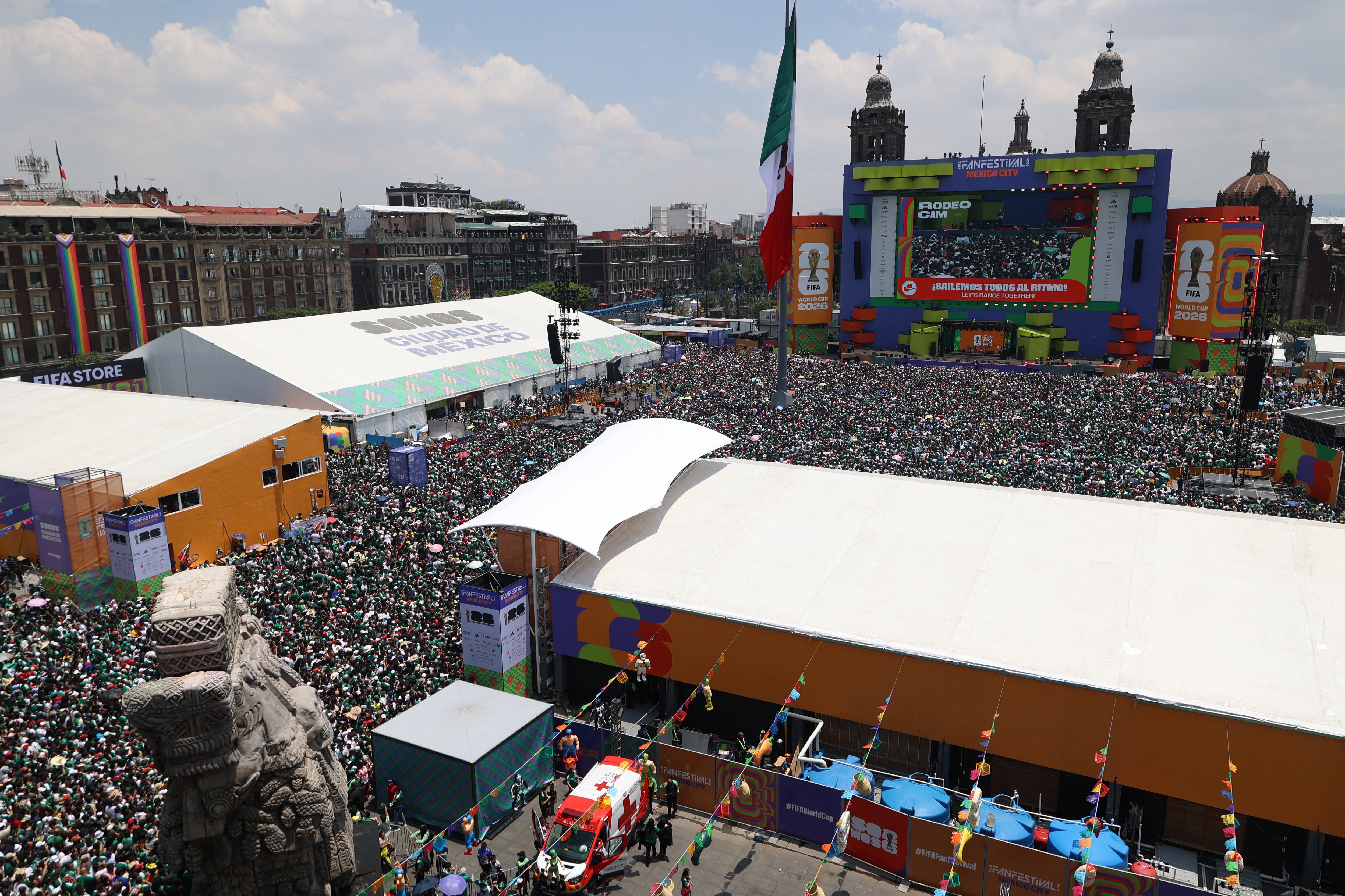 El Zócalo lucía lleno desde mucho antes del partido inaugural del Mundial 2026 entre México y Sudáfrica.