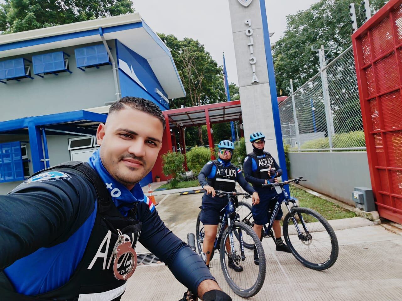 Policletos salvan a familia de morir quemada en Siquirres. Foto MSP.