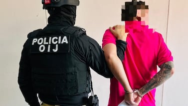 Capturan a sospechosos de matar a hombre en el corredor de su casa
