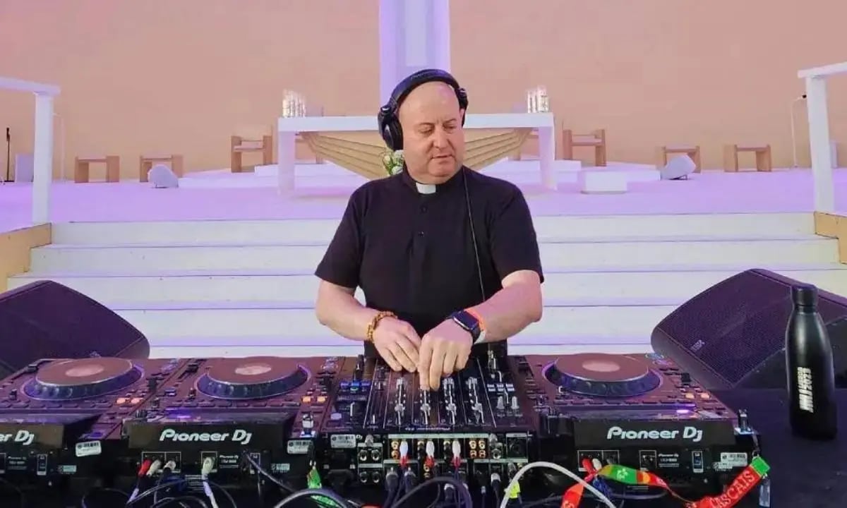 Padre Guilherme es un cura portugués que ama mezclar música. Participó en la Jornada Mundial de la Juventud