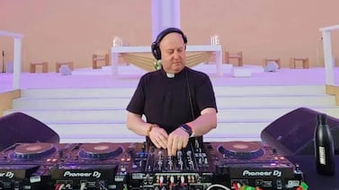 El “Cura DJ” viene con todo: padre Guilherme dará un show electrónico este domingo en Costa Rica